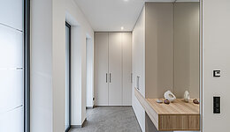 Minimalistischer Garderobe als Einbauschrank über Eck