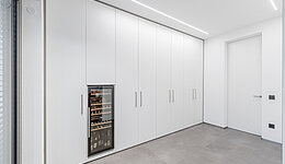 Einbauschrank nach Maß mit integriertem Weinregal